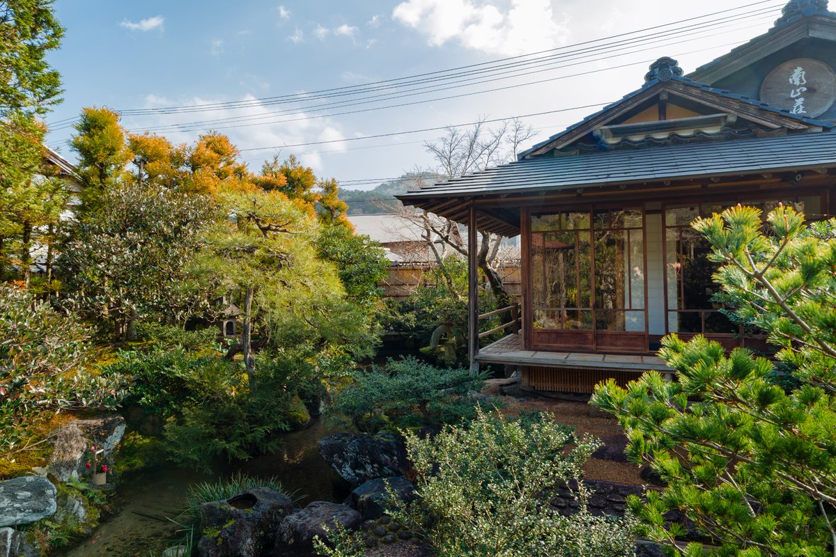 Ichiban_Japan's tweet photo. Le jardin Kansui-en, un superbe lieu caché dans la ville de Kurayoshi (préfecture de Tottori) 🍃

Ce jardin se visite en compagnie des gérants qui proposent une petite visite guidée à tous les (rares) visiteurs qui prennent la peine de s'y rendre. On peut également apprécier un bon thé Matcha dans le pavillon principal 🍵