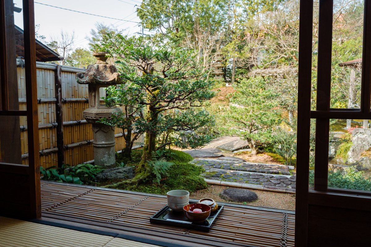 Ichiban_Japan's tweet photo. Le jardin Kansui-en, un superbe lieu caché dans la ville de Kurayoshi (préfecture de Tottori) 🍃

Ce jardin se visite en compagnie des gérants qui proposent une petite visite guidée à tous les (rares) visiteurs qui prennent la peine de s'y rendre. On peut également apprécier un bon thé Matcha dans le pavillon principal 🍵