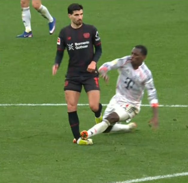 Após ganhar uma chance no time titular do Bayern, Nicolas Jackson fez isso e foi expulso.