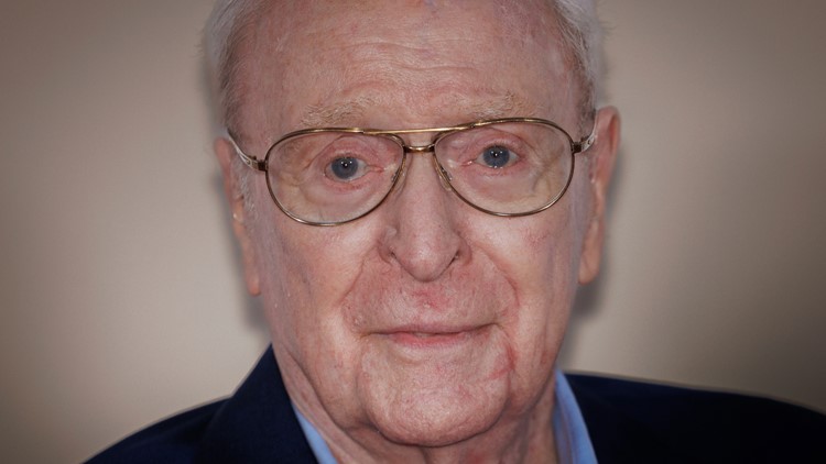 Michael Caine cumple hoy 93 años siendo una leyenda del cine. Un mastodonte con una carrera de más de 75 años. 

Toda una vida en pantalla interpretando a personajes icónicos.

Aquí os presento un hilo sobre su vida, tan interesante como la de sus personajes.

Comenzamos👇👇👇