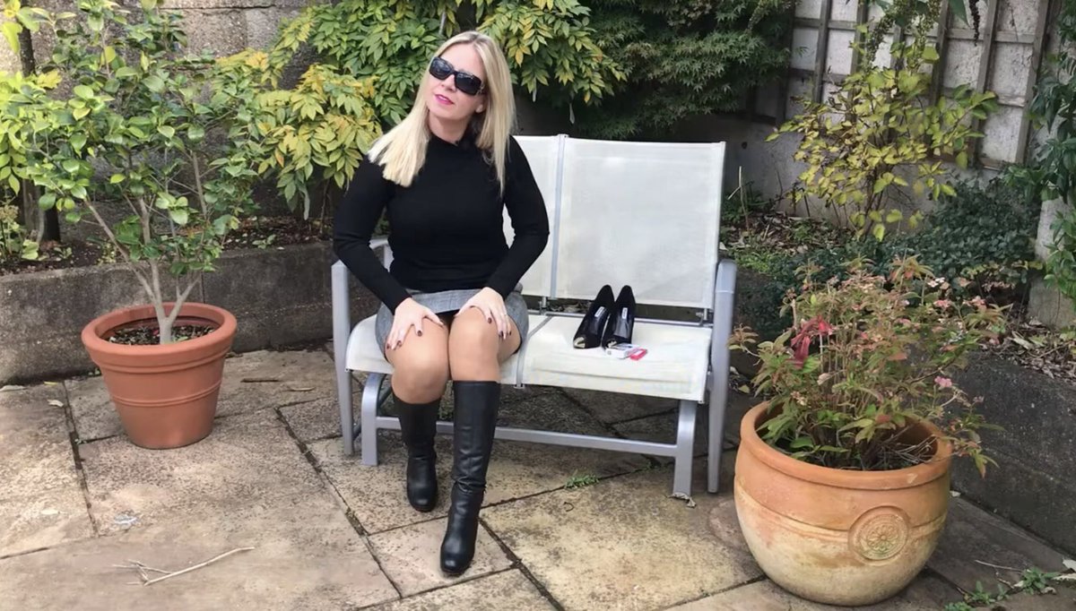 smokeyplaces20's tweet image. Still in the outfit I wore to work today 😊
Short skirt, black roll neck jumper, black knee-high boots and my trademark tan Wolford tights 👠❤️

foxygeekgirl.com

#OOTDToday #WorkStyle #TanTights #KneeHighBoots #DailyLook