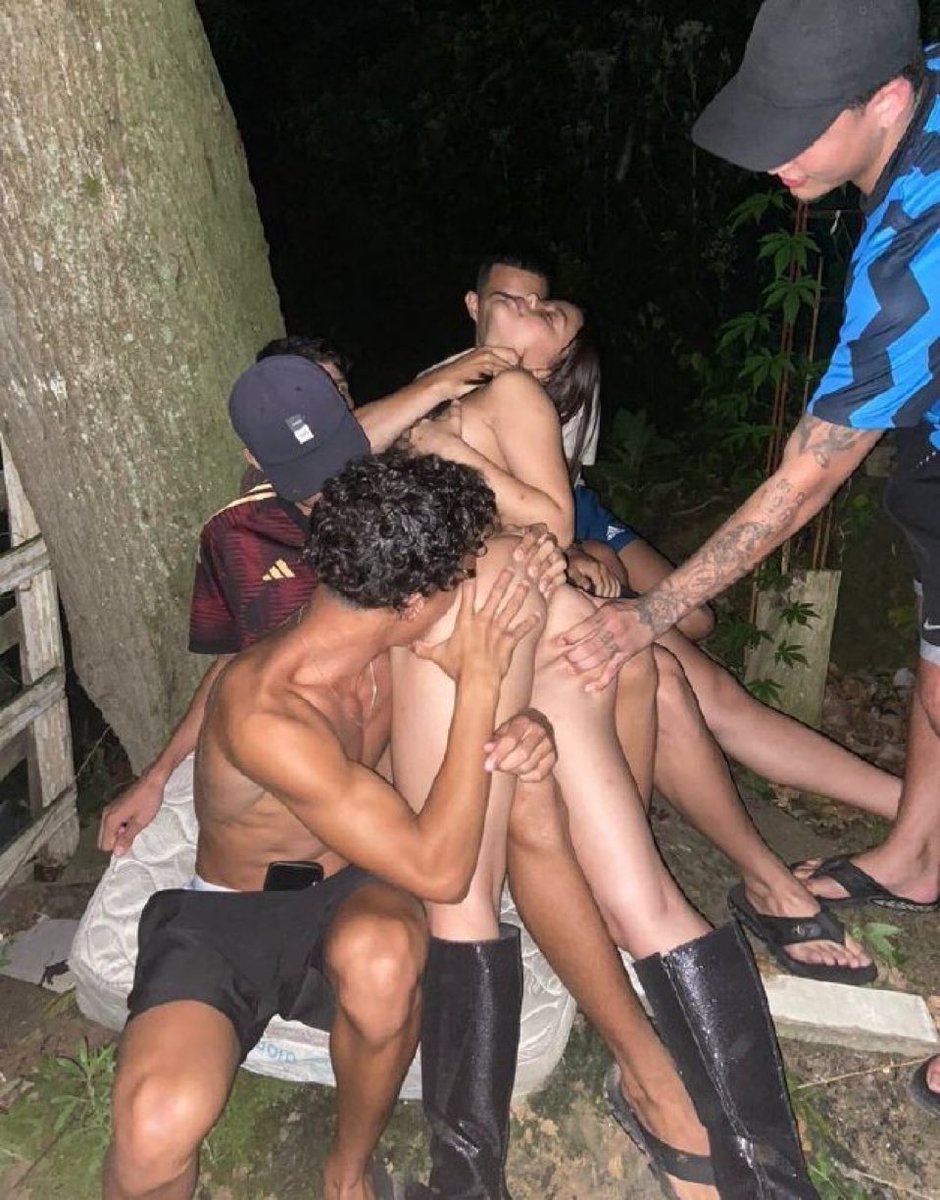 Agora ela é da rapaziada da boca, não se acanha, continua a relação. Ela sempre vai ser conhecida como sua namorada, só que agora ela tem pouco tempo pra você e mais tempo pra mulecada da biqueira. O aviso tinha sido dado, não vacila na pista