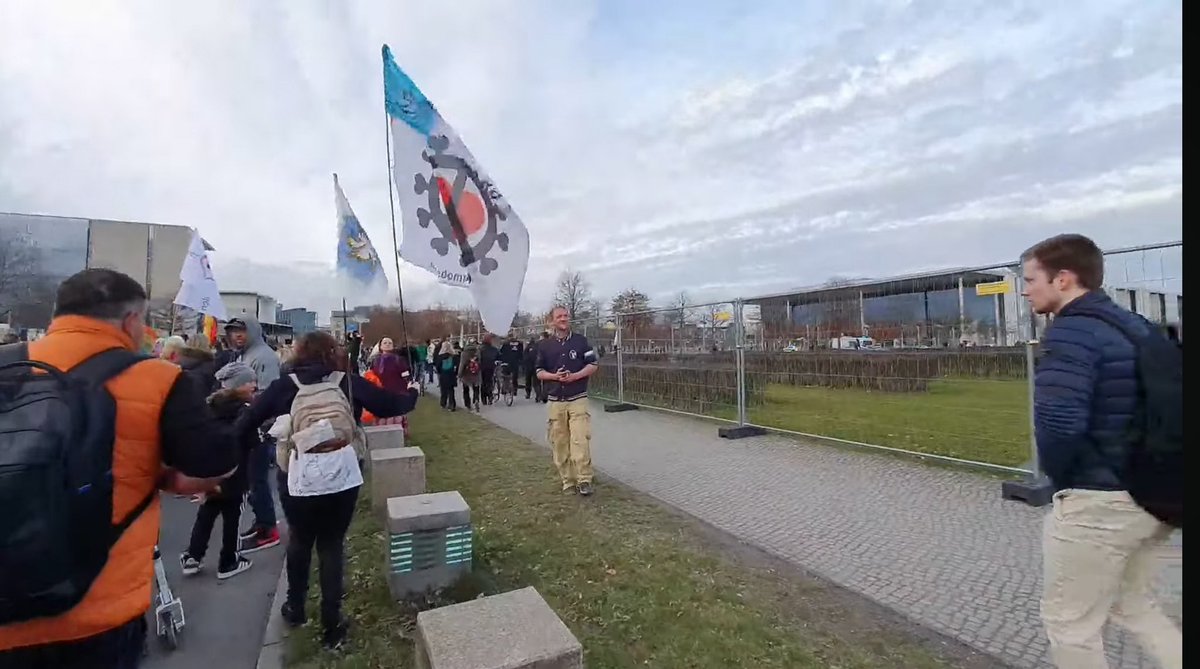 GodsDice5's tweet image. 14.03.26 13.30 DÜ! Direkt von der "Demo für die Kinder" in #Berlin 
Eine Deutsche Revolution scheitert bereits daran keine Ordnungsamt Genehmigung zu erhalten, um auf den Rasen zu treten.🧠
#Reichstag 
youtube.com/live/2iAjsH7Ox…