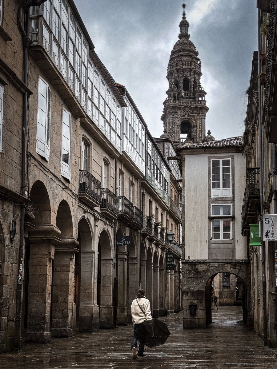 2tradisvp's tweet photo. Saint-Jacques de Compostelle est l’une des plus belles villes d’Europe, point bas 🇪🇸

Et le fait qu’il pleut des cordes souvent ne fait que rehausser son charme médiéval, entre vent de l’Atlantique et héritage celtique 🤎

#espana #spain #galicia https://t.co/mdAo5df5OK