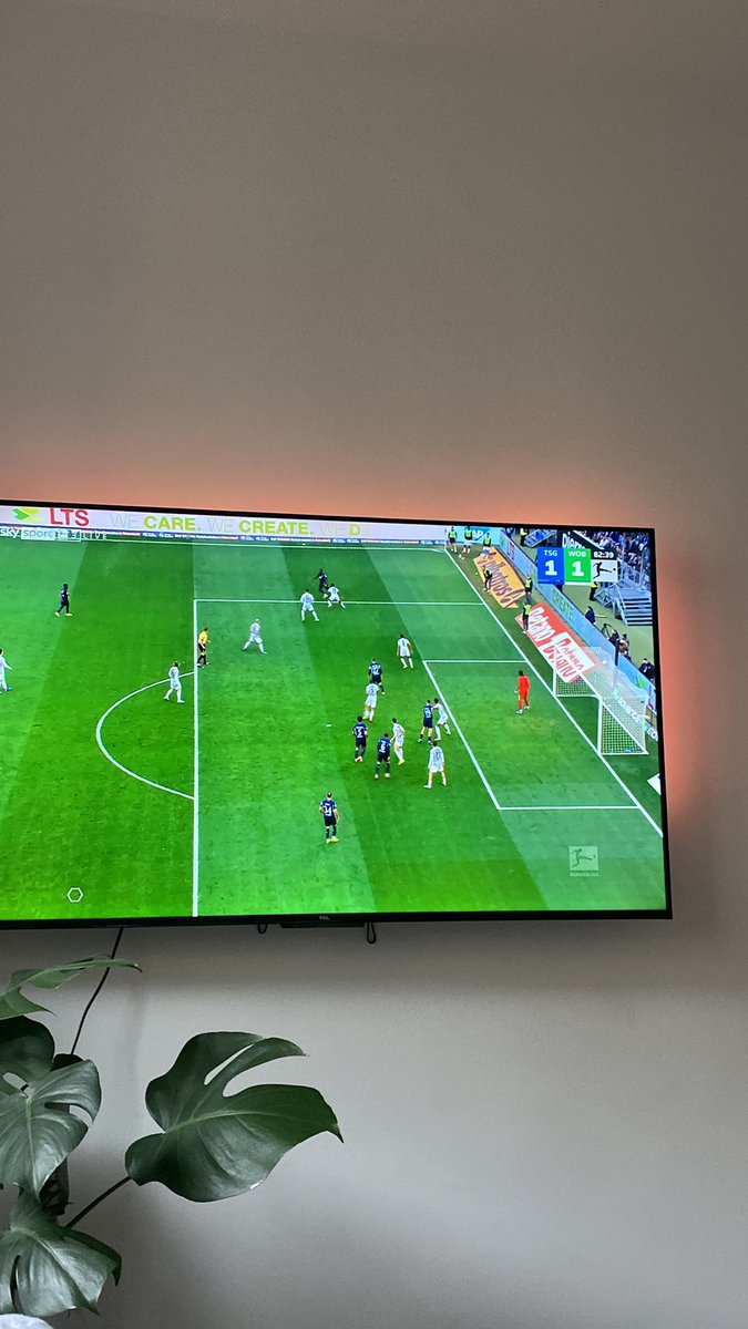 klassenerhaltsz's tweet photo. Noch nie freiwillig dieses Spiel geguckt, ich mach so Auge #bundesliga #TSGWOB https://t.co/UJIYUa0gPT
