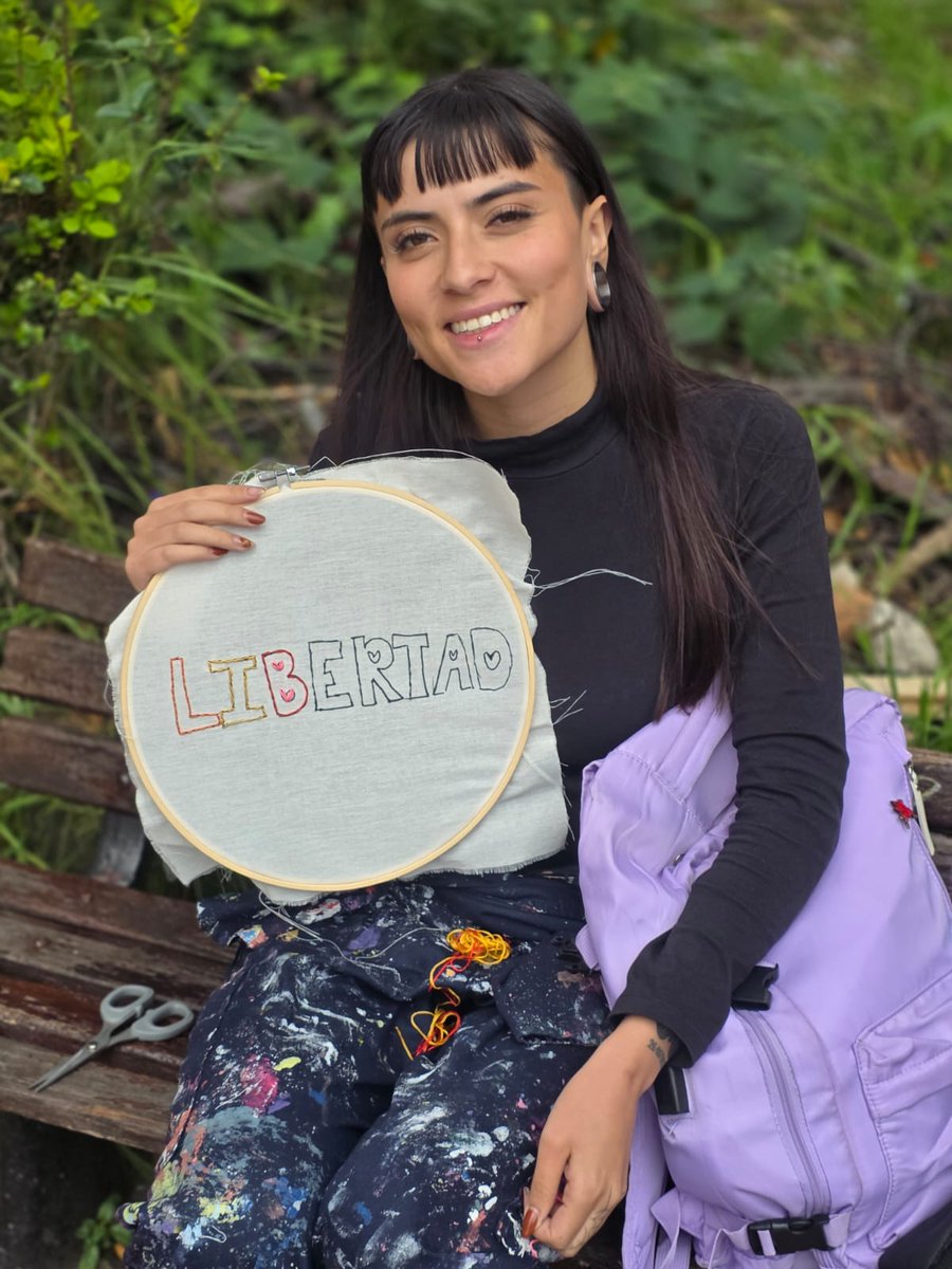 CulturaenBta's tweet photo. En el marco del 8M, #ElCentroVive también teje memoria con las mujeres. 💜🧵

Frente al monumento a La Pola, mujeres se reunieron para bordar palabras, compartir historias y reflexionar sobre su papel en la  historia de Bogotá, durante el taller “Bordar la memoria: La Pola vive”.

Entre hilos, telas y conversaciones, la plazoleta se convirtió en un espacio para celebrar la historia, la resistencia y las voces de las mujeres que también han tejido y dicho #YoVivoElCentro 💜