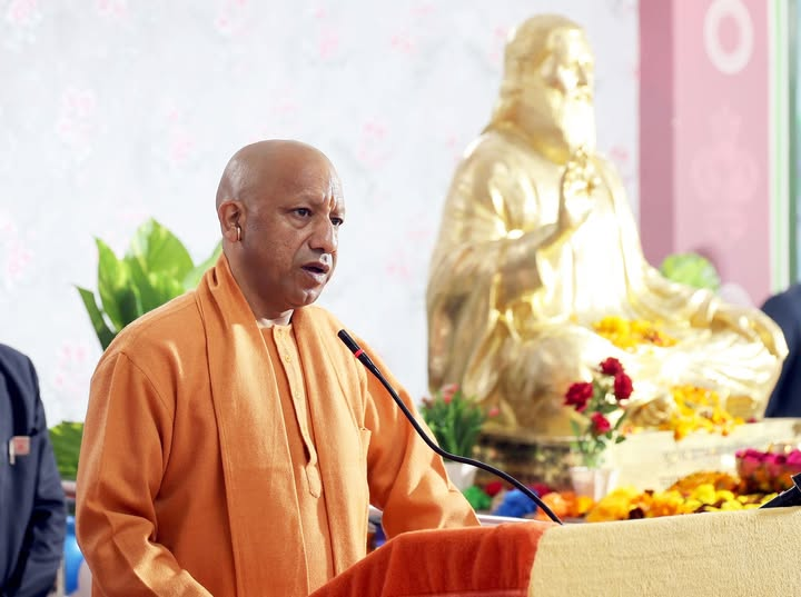 इस चेहरे से आप परिचित होंगे। आपने इनको सैकड़ों बार देखा होगा। पर आज एक बार गौर से देखिए।

स्मरण करिए कि इस व्यक्ति के आने से पहले उत्तर प्रदेश क्या था? गुंडों का कैसा आतंक था? 

अब आज का उत्तर प्रदेश देखिए, इस एक व्यक्ति के मजबूत संकल्प ने गुंडागर्दी का बधिया कर दिया।

सारण जैसी