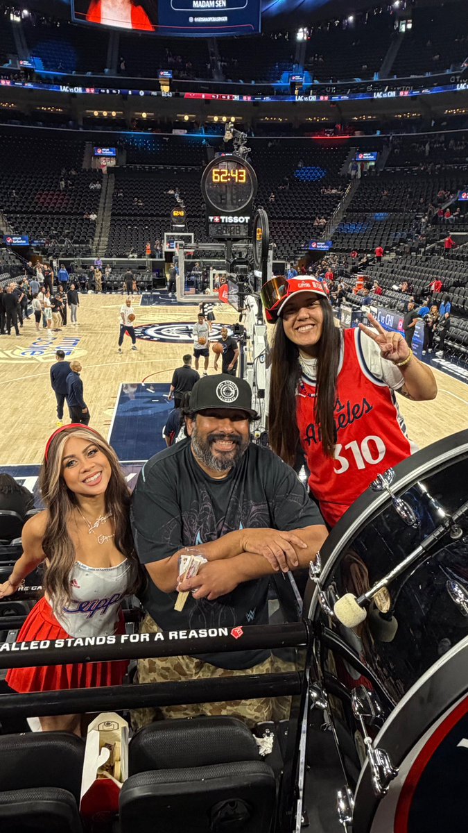 pinklunatik's tweet image. 🌊There’s no place like @IntuitDome with the @ClippersWall fan #ClipperNation