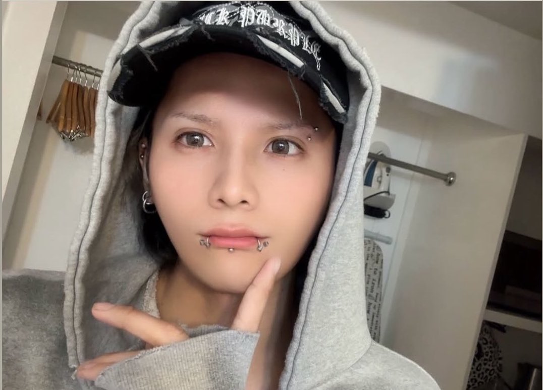 rbupiq's tweet photo. 4月のフリーライブ行くか迷う！ライブ自体初めてだし単番になるから緊張でしかない

かっこいいな https://t.co/9xNV6GCbLh