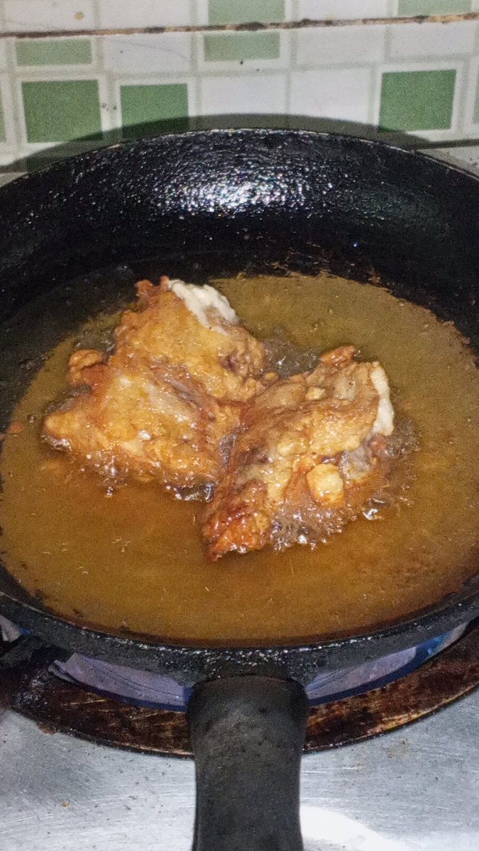 Dah mau setengah 2 pagi, orang rumah dah tdr, dan gue kelaparaaannn