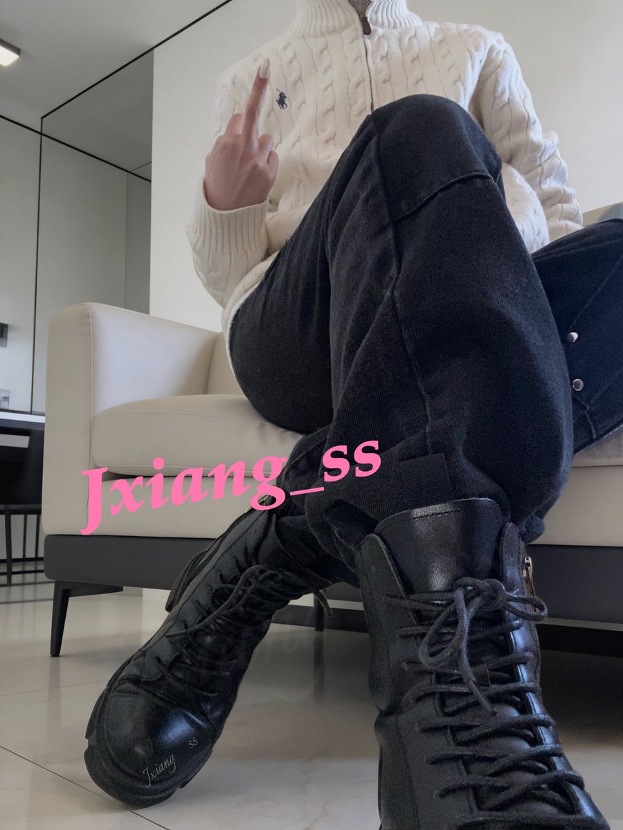 Jxiang_ss3's tweet photo. 为了一双旧靴子值得付出这么多吗？
比贱狗一个月的房租还贵...
或许对于你这样的赔钱货来说只会还远远不够吧？
我知道 为了得到这双靴子这期间贱狗省吃俭用的心酸和卑微在闻到主人靴子里气味后都幸福的烟消云散了 https://t.co/zJXpSPuPQA