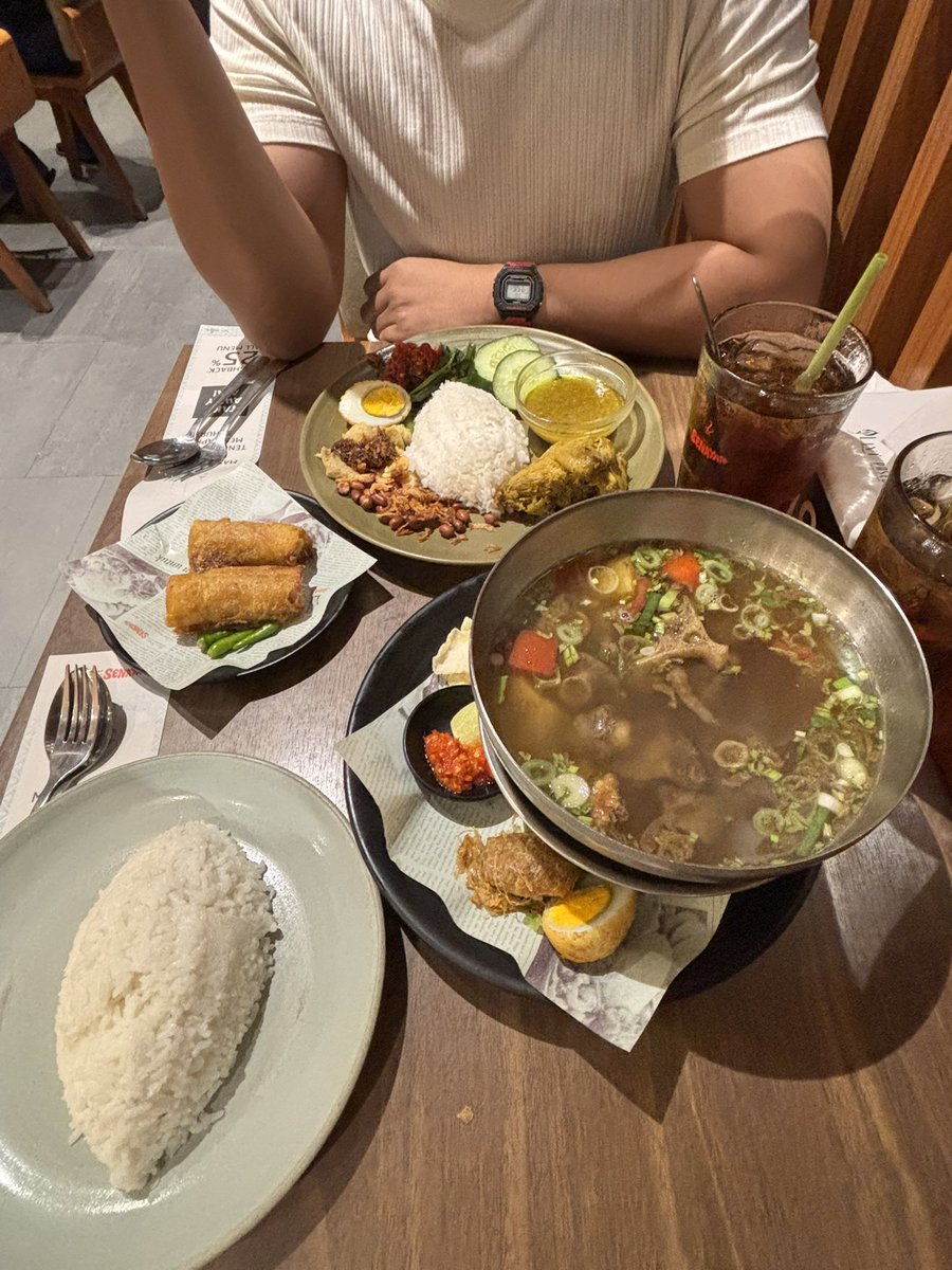 Pemandu Karaoke Galau tweet media