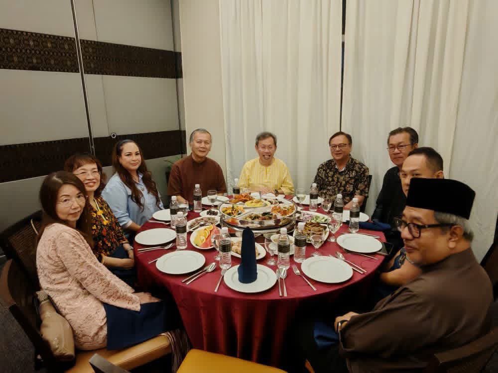 simkuihian's tweet photo. 14.3.2026. Buka Puasa with YBD Senator Ahmad, Ketua Cawangan PBB N14 Batu Kawa

Thanks YBD Senator &amp; Datin for sharing joys of Ramadan with keluarga of KMKK &amp; PBB from N12 Kota Sentosa, N13 Batu Kitang &amp; N14 Batu Kawa.  

#SelamatBukaPuasa🤲
#SalamRamadan🌙 

#SarawakFirst https://t.co/x6XKRnI6Qg