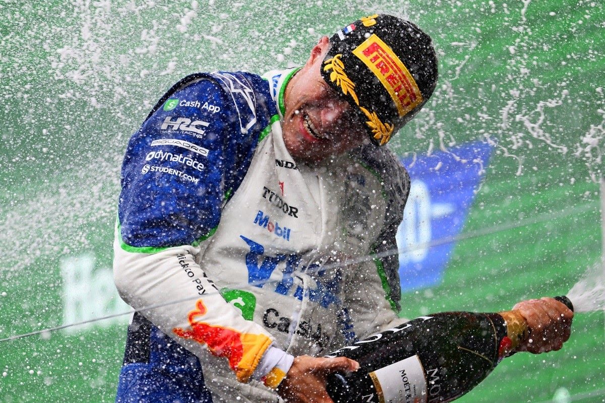 FabSkywalker's tweet photo. @LeSprintEdition La douche de champagne pendant son podium à Zandvoort, c'était légal religieusement parlant ? (vraie question) https://t.co/J8xU9dCeJS