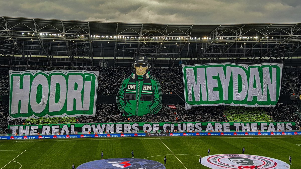 Hodri Meydan grubu, Kocaelispor'a yapılan haksızlıklar nedeniyle yarın TFF'ye yürüyeceklerini açıkladı. 

TFF'ye yürüyen Kocaelisporlu taraftarlar simsiyah giyinecek. 🏴