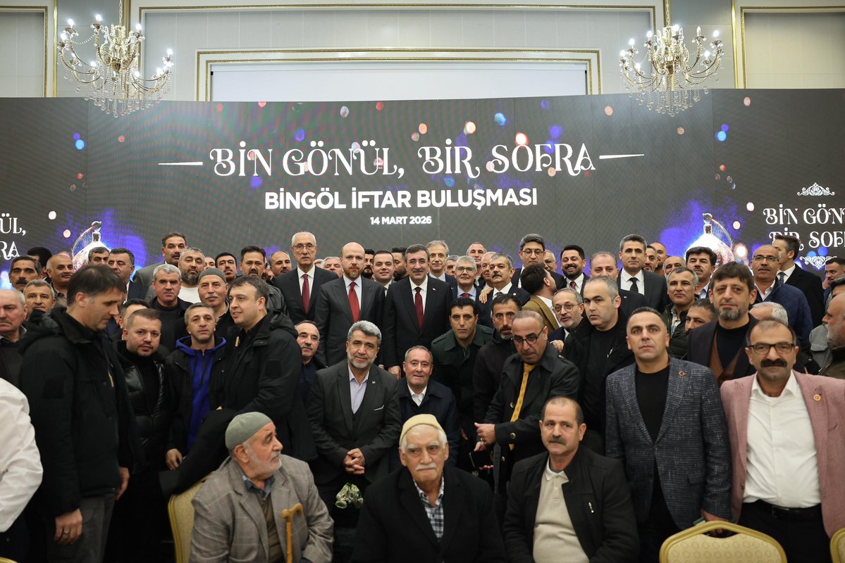 AK Parti Bingöl İl Başkanlığımızın düzenlediği iftar programında, İlim Yayma Cemiyeti Mütevelli Heyeti Başkanı Sayın Bilal Erdoğan ve kıymetli hemşehrilerimizle aynı sofrayı paylaştık.

Bu anlamlı buluşmaya vesile olan İl Başkanımız Sayın Yılmaz Seven başta olmak üzere tüm