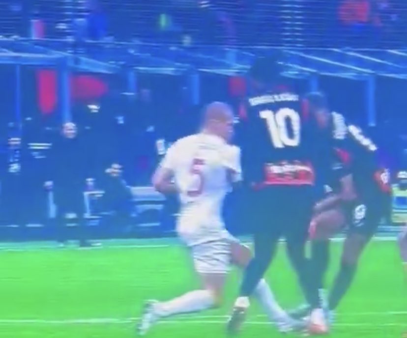 <a href="/FcInterNewsit/">FcInterNews.it</a> Eh no amici miei, se qua era tutto regolare ( parole vostre) allora oggi arbitraggio è stato PERFETTO