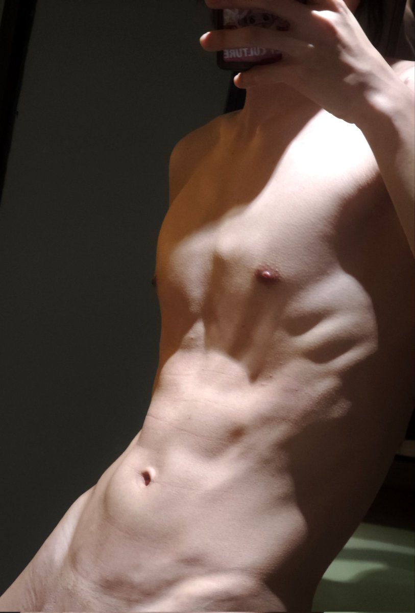 Muokwang's tweet photo. 就这样��赏了自己5分钟，我真的好纠结这个是不是太擦边了
（无露纯薄肌来的，放心观看）
#第四爱 #薄肌 https://t.co/hvAj5gYhLr