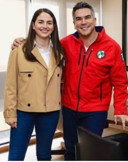 🚫QUE CINICAZA E HIPÓCRITA‼️❌

⚠️Esta vendepatrias asquerosa <a href="/TaniaLariosMX/">Tania Larios</a>  diputada plurinominal del PRIAN alega una falsa violencia de género, pero no tiene empacho en convivir y dejarse abrazar por el mas despreciable violentador y misógino que hay en la política mexicana