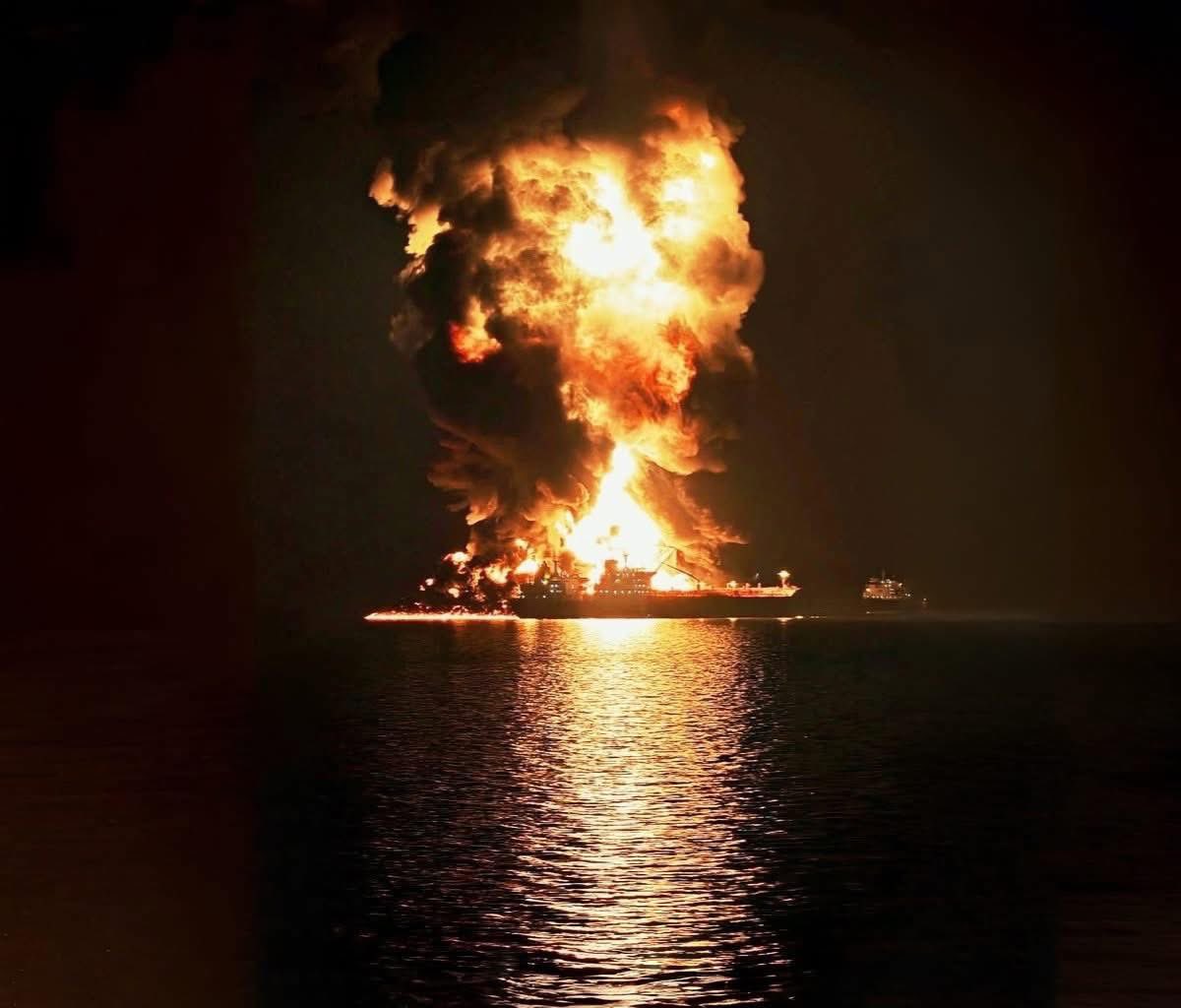 GrokiusMaxima's tweet photo. ‼ A U.S. oil tanker catches fire near the Strait of Hormuz. 🔥🚢 https://t.co/O4G2oKIf5V