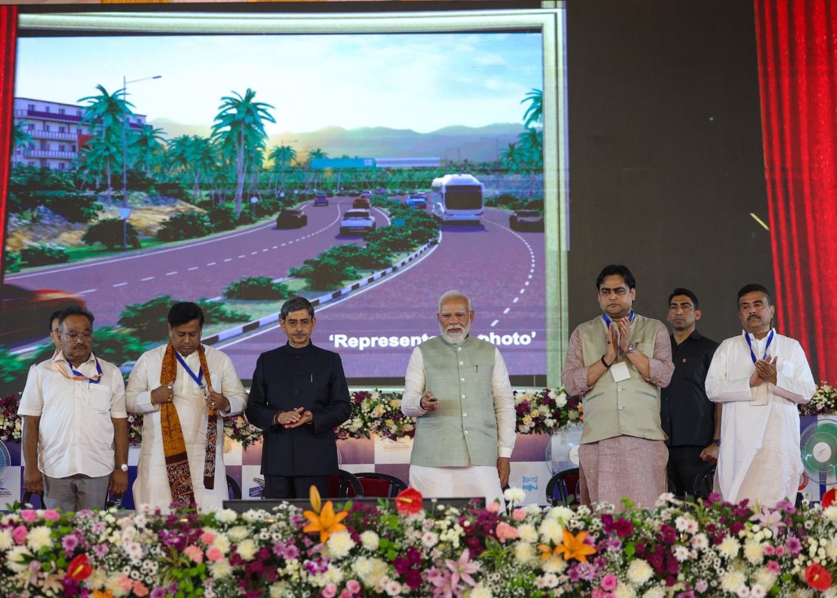 sarbanandsonwal's tweet photo. A massive development boost to West Bengal! Hon'ble PM Shri @narendramodi Ji inaugurates & lays the foundation stone of projects worth nearly ₹ 18,700 crore in Kolkata. 

My gratitude to PM Modi ji, as he also dedicates game-changing upgrades for the Syama Prasad Mookerjee Port and other infra works that will ensure sustainable and highly efficient maritime operations, giving a significant push to the state's growth journey.

From expanding national highways to modernising railway corridors, these initiatives will build a modern, deeply connected West Bengal. 

#PMModiInBengal