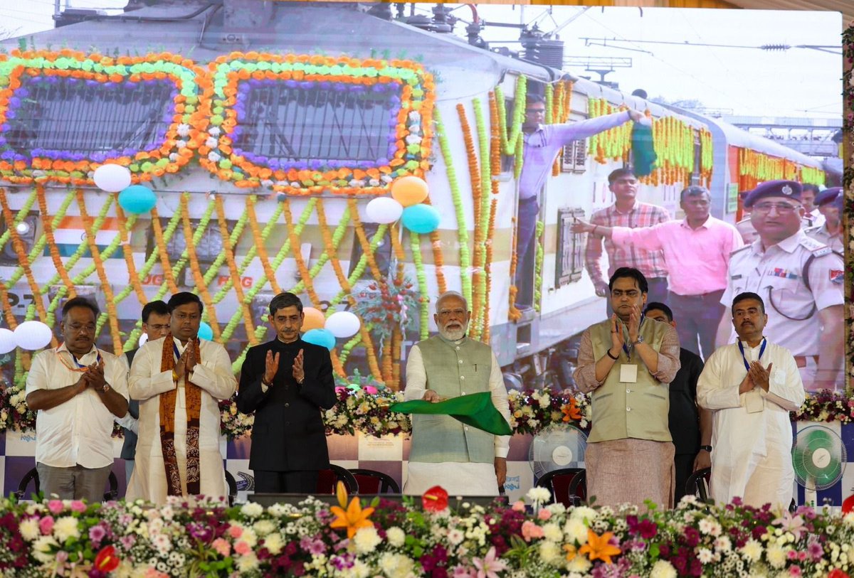 sarbanandsonwal's tweet photo. A massive development boost to West Bengal! Hon'ble PM Shri @narendramodi Ji inaugurates & lays the foundation stone of projects worth nearly ₹ 18,700 crore in Kolkata. 

My gratitude to PM Modi ji, as he also dedicates game-changing upgrades for the Syama Prasad Mookerjee Port and other infra works that will ensure sustainable and highly efficient maritime operations, giving a significant push to the state's growth journey.

From expanding national highways to modernising railway corridors, these initiatives will build a modern, deeply connected West Bengal. 

#PMModiInBengal