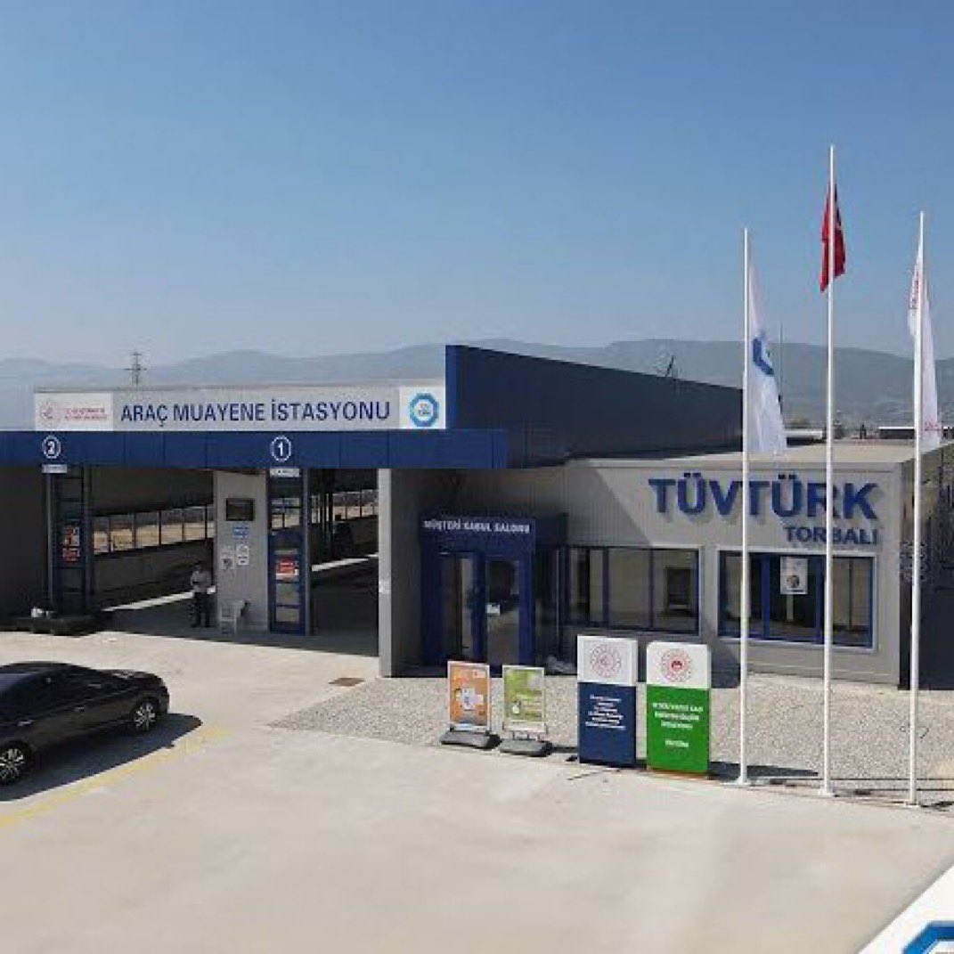 xhaber_'s tweet photo. TÜVTÜRK’te yaklaşık 10 dakika süren araç muayenesinin ücreti 3.882 TL.

Kartla yapılan ödemelerde ayrıca komisyon alınması ise vatandaşın tepkisini çekiyor.

Sigara satışında kart komisyonu uygulayan işletmelere binlerce lira ceza kesilirken, TÜVTÜRK’ün bu uygulamasına neden izin verildiği soruluyor.

Üstelik muayene sırasında herhangi bir tamirat, onarım ya da parça değişimi yapılmıyor. Buna rağmen alınan ücretin yüksekliği tartışma konusu olmaya devam ediyor.
