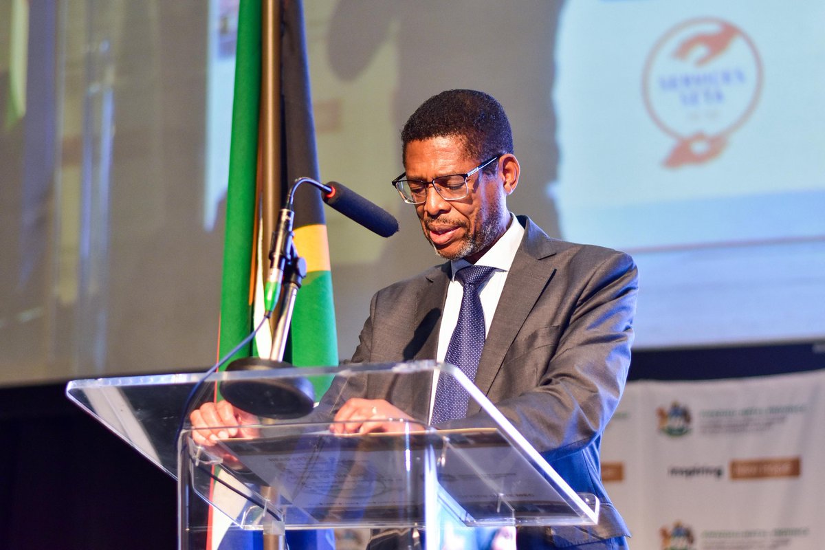 BusieZondi's tweet photo. U- MEC wakwa EDTEA, uMfu Musa Zondi ubeyingxenye yokubungazwa kwabafundi abagogode izifundo zohlelo lokudayisa imizi i-KZN Youth in Real Estate Training and Candidacy Program eDurban ICC namhlanje.  Abafundi abawu - 157 bamukeliswe ngezitifiketi bagqokiswa amajazi https://t.co/SvGECHitVK
