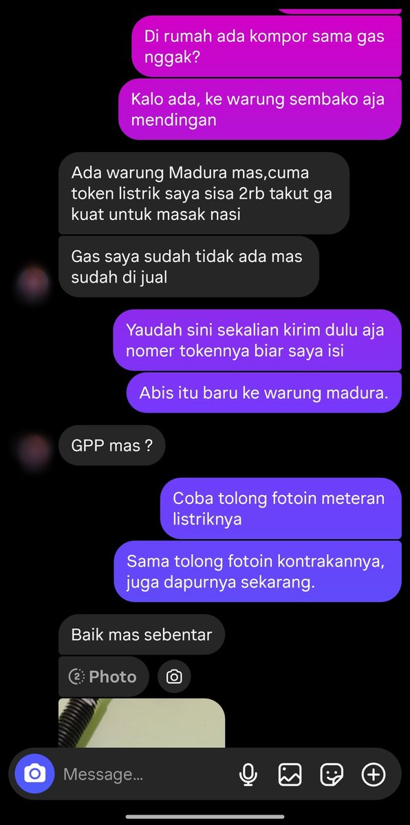miftahrizaq_'s tweet photo. Di saat banyak orang bersiap menyambut lebaran dengan suka cita, ternyata masih banyak juga yang malam ini memikirkan hal yang sangat sederhana, "besok makan apa?".

Bukan karena malas.
Bukan karena tidak bekerja.
Hanya mungkin hidup sedang menguji sabar dan perjuangannya. https://t.co/I19Vs0RZvS