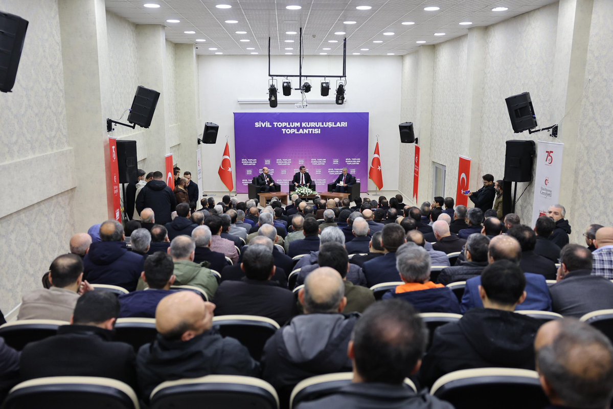 İlim Yayma Cemiyeti’nde Mütevelli Heyeti Başkanı Sayın Bilal Erdoğan ile birlikte gençlerimiz ve sivil toplum kuruluşlarımızın kıymetli temsilcileriyle bir araya geldik.

Nazik ev sahiplikleri ve samimi sohbetleri için tüm kardeşlerime teşekkür ediyor, gençlerimizin azmiyle