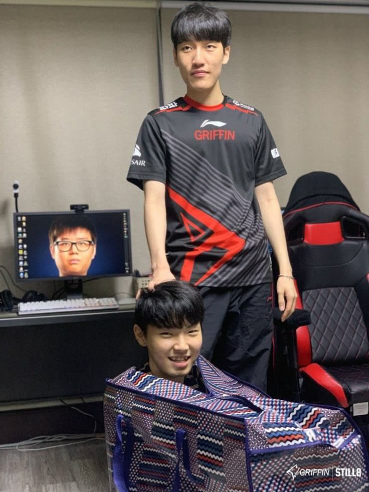 __justGlory's tweet image. Anyone wants to adopt this tiny kitty? 🐱 🐾
#Chovy #Tarzan