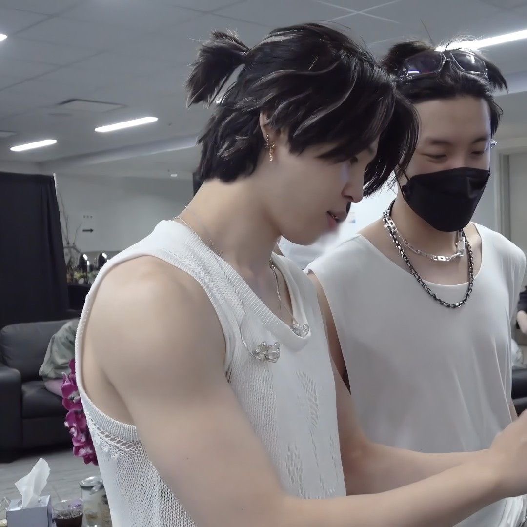 jiminourdiva's tweet image. Mama park is so real for loving jimins long hair the most bc this is literally the prettiest thing I’ve ever seen