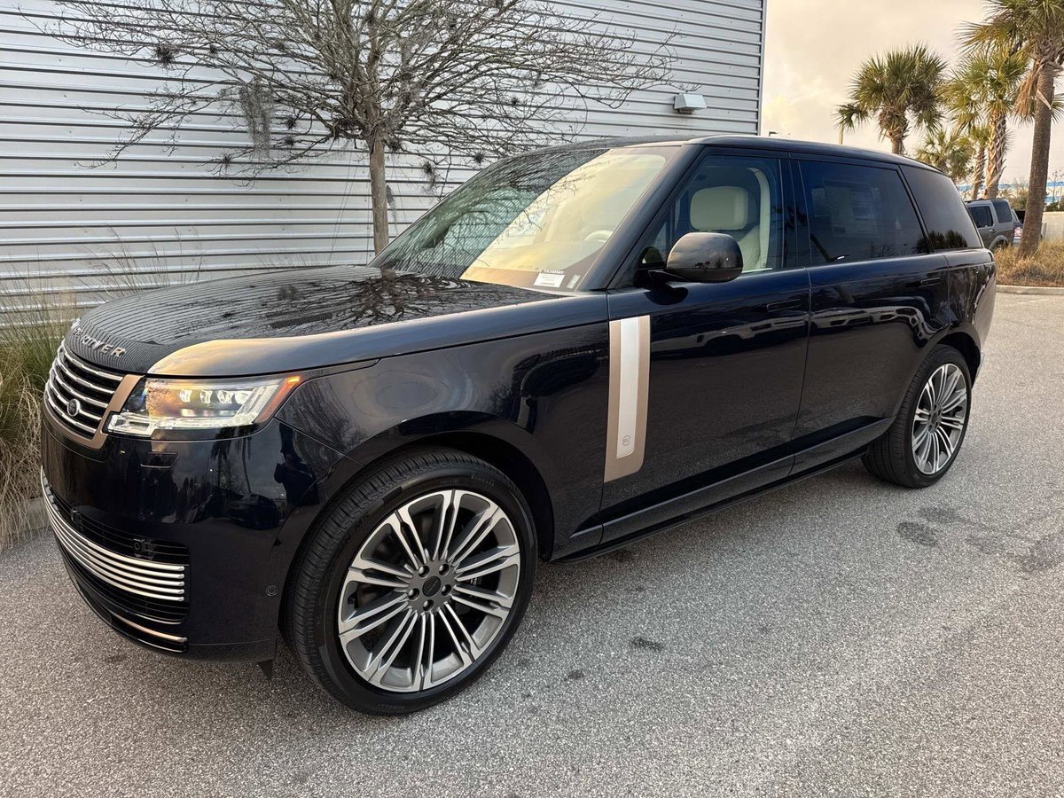 FieldsAuto's tweet image. The 2026 Range Rover SV Signature Suite pairs a twin turbo V8, 23 inch forged wheels, and a serene Perlino cabin for an effortlessly confident drive.

For more info call 877-786-3551 or visit bit.ly/3NxKiOp
Stock No. TA350585 
#RangeRover