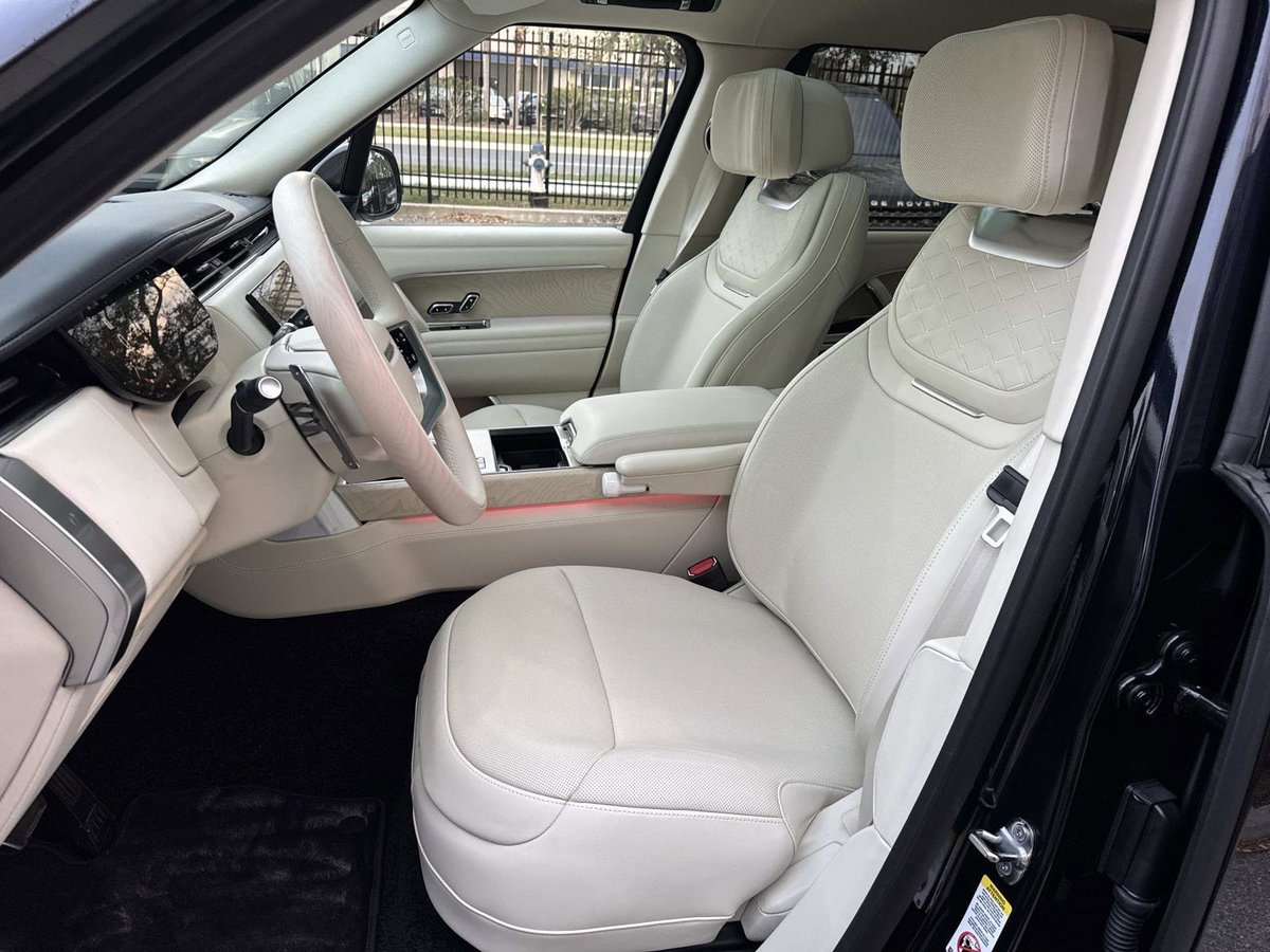 FieldsAuto's tweet image. The 2026 Range Rover SV Signature Suite pairs a twin turbo V8, 23 inch forged wheels, and a serene Perlino cabin for an effortlessly confident drive.

For more info call 877-786-3551 or visit bit.ly/3NxKiOp
Stock No. TA350585 
#RangeRover