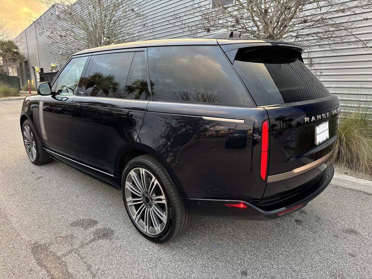 FieldsAuto's tweet image. The 2026 Range Rover SV Signature Suite pairs a twin turbo V8, 23 inch forged wheels, and a serene Perlino cabin for an effortlessly confident drive.

For more info call 877-786-3551 or visit bit.ly/3NxKiOp
Stock No. TA350585 
#RangeRover