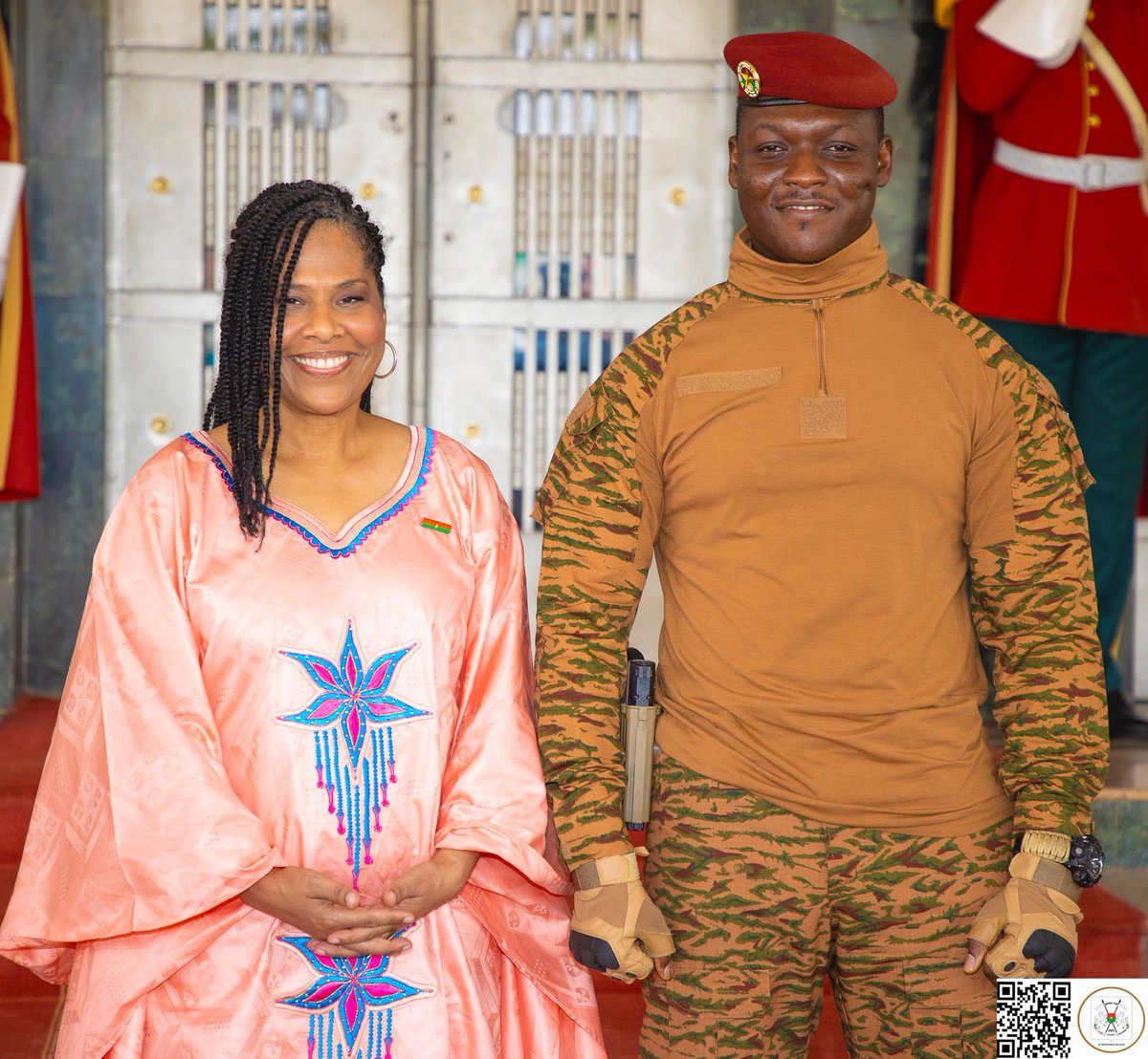 Happy birthday au plus jeune président du monde, qui est également l’un des plus populaires et performants, le très capable capitaine Ibrahim Traoré du Burkina Faso, qui a 38 ans aujourd’hui. Jusqu’à la gare, Prési! ✊🏽🇧🇫🔥