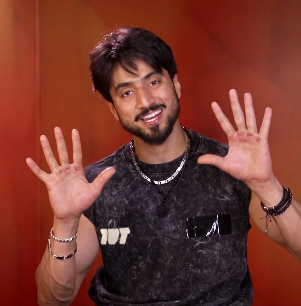 Fareen_khan27's tweet photo. He doesn’t even know the meaning of “give up”
Look at his hand🥺 it was bleeding, yet he still kept going and completed the task like a true warrior
That’s what makes him different from everyone else  passion, dedication, and a heart that never quits
Proud #FaisalShaikh #The50 🔥 https://t.co/81WlxpRtlE