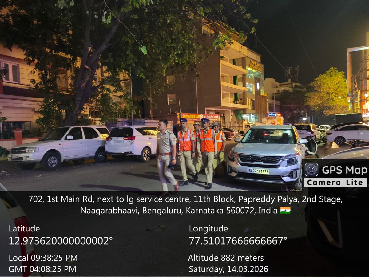 APNagarBCP's tweet photo. ಈ ದಿನ @apnagarbcp ಠಾಣಾ ಸರಹದ್ದಿನ ಮುಖ್ಯ ರಸ್ತೆಗಳಲ್ಲಿ Foot patrolling ನಡೆಸಲಾಯಿತು. ಸಾರ್ವಜನಿಕರಲ್ಲಿ ಅಪರಾದ ತಡೆ ಬಗ್ಗೆ ಅರಿವು ಮೂಡಿಸಲಾಯಿತು...
@ACPBYATARA12348 
@DCPWestBCP 
@JointCPWest 
@CPBlr https://t.co/Pc07fnDQQG