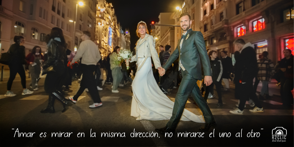 R2clic's tweet photo. “Amar es mirar en la misma dirección, no mirarse el uno al otro” (Reportaje de boda en Madrid - Gran Vía)·
Foto de Raúl Rodríguez (https://t.co/XN7khv0Xnz) · #365VecesTeQuiero. #r2clic #fotosdeboda #frasesdeamor #bodaenmadrid https://t.co/WjU8Woitem