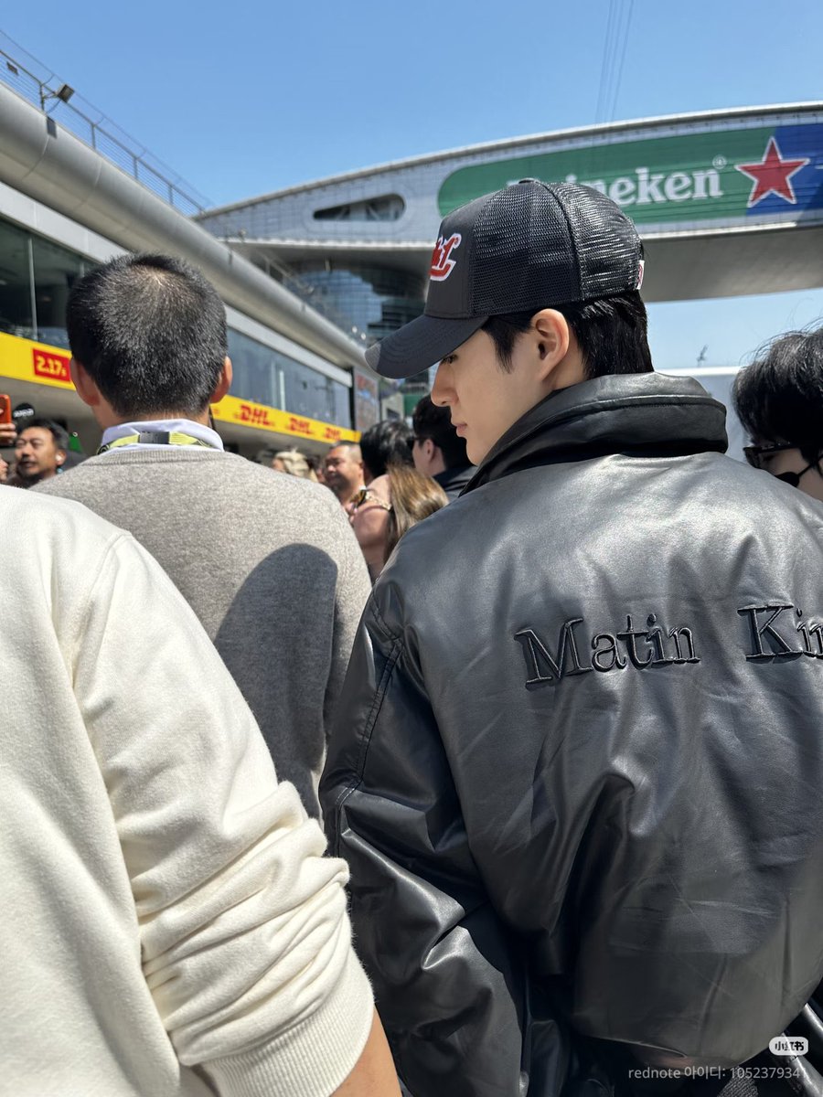 เอาจริง คนที่ไม่รู้จักนาง พอเห็นต้องถามบ้างแหละว่านี่ใคร ขนาดหน้าไม่แต่ง ละถ่ายมุมข้างจากด้านหลังยังดูดีขนาดนี้อะ 😭😭