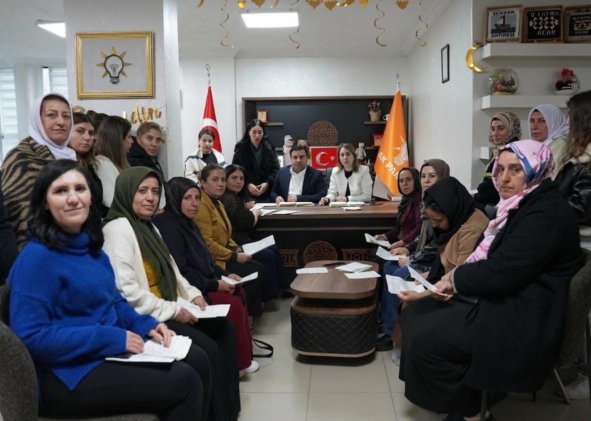 Kadın Kolları Başkanımız Sayın Bişenk Fatma Acar  ile birlikte üye çalışmaları kapsamında verimli bir toplantı gerçekleştirdik. Teşkilatımızı daha da güçlendirmek ve çalışmalarımızı büyütmek adına istişarelerde bulunduk. Birlik ve kararlılıkla yolumuza devam ediyoruz.