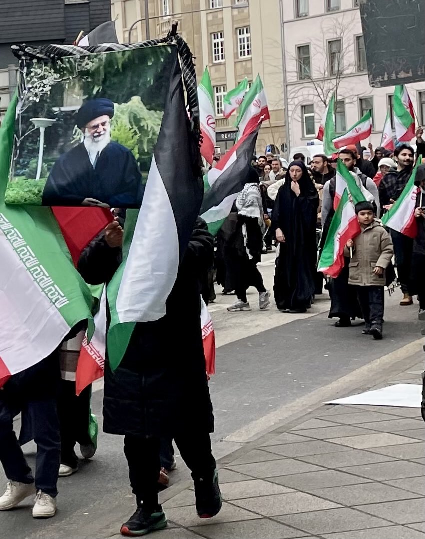 Solidarität für den Schlächter von Teheran und das Mullah-Regime im Namen der „Freiheit“ und des „Widerstands“. Mitten in Frankfurt. Noch ist der Zulauf an der Propaganda-Front überschaubar. Noch.