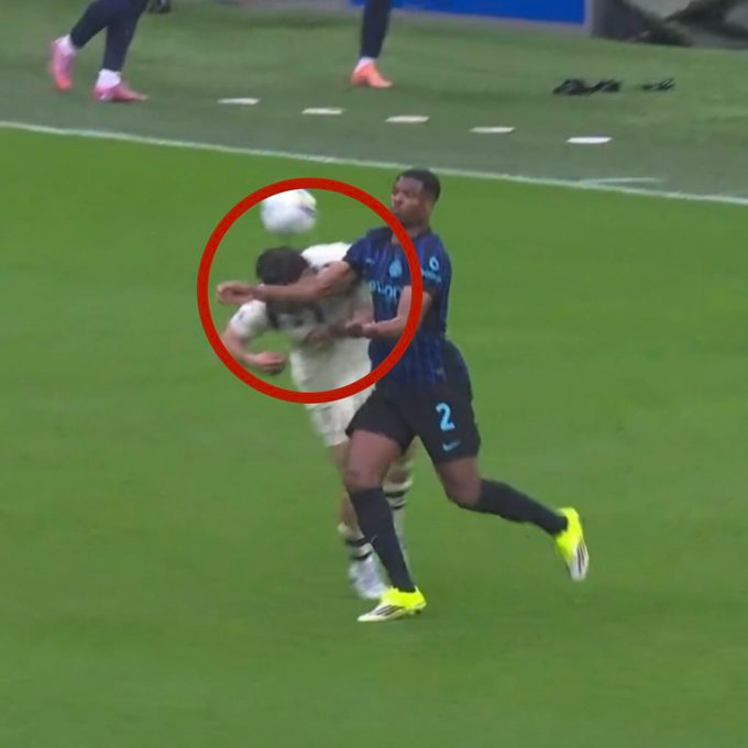 agli interisti che piangono per il rigore non dato su Frattesi. Anche il gol di Esposito era da annullare. Dumfries (come suo stile) rifila una gomitata in faccia al giocatore dell'Atalanta. Niente fallo. Niente VAR