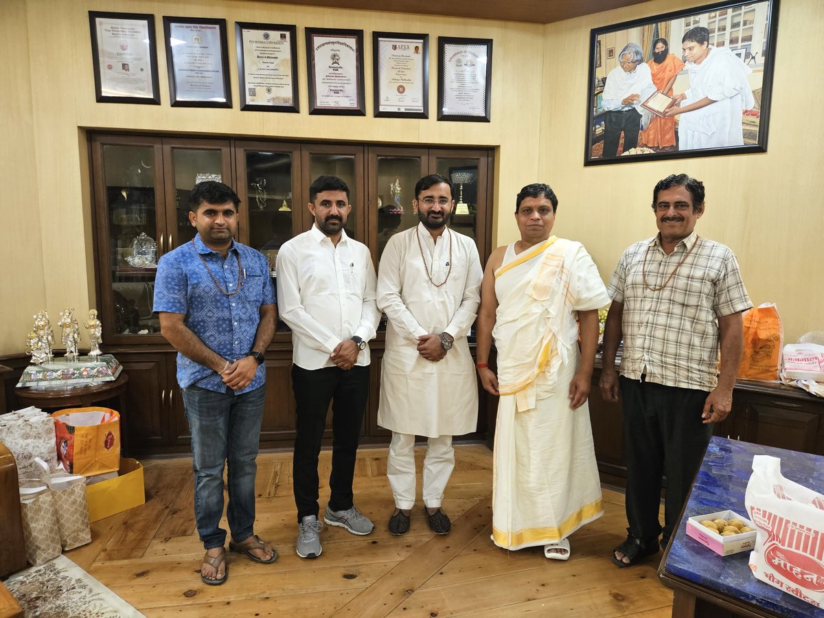 हरिद्वार स्थित पतंजलि योगपीठ में आज पूज्य आचार्य बालकृष्ण जी का शुभ आशीर्वाद प्राप्त हुआ। 

सरल, सहज और शांत स्वभावी आचार्य जी योग, आयुर्वेद, संस्कृत व वैदिक विज्ञान के विद्वान एवं कृषि, शिक्षा, पर्यावरण संरक्षण, प्रशासनिक व प्रबंधकीय क्षेत्र में दीर्घ और उत्कृष्ट अनुभव रखने वाले