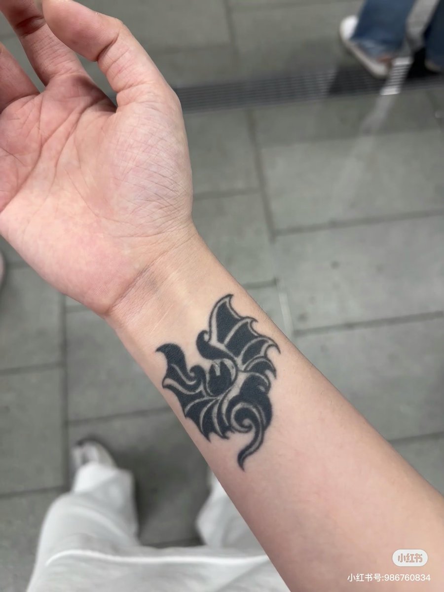 10969hyuns's tweet photo. taka noticed a fan’s tattoo that was similar to his 🥺🥹 (so cool!!) 

and what’s even more endearing, aside from taka being so keen, was that the fans were kind enough to make space so they could show it to him 😭

thank you for allowing me to share it, @Charlie79489047 https://t.co/fdfsdfFZ2e