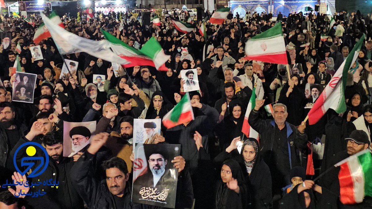 آنچه که تاکنون مانع جولان سگ های اجیر شده صهیونی در خیابان شده حضور مردم بوده است ؛ اما لازم است نسبت به سه عمل موثر برای حضور بیشتر مردم در اجتماعات اقدام شود:
1/ کار فرهنگی ، هنری و حماسی موثر
2/برگزاری میز خدمت به مردم توسط دستگاه‌های اجرایی 
3/روایتگری درست از رخدادهای میدان