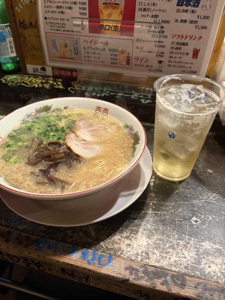 fukutomifankill's tweet photo. 人生に思い悩んで、この時間に中洲でラーメンとハイボール https://t.co/IGPrFd3oA9