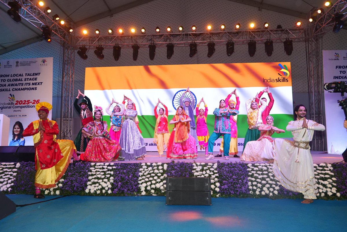 कौशल विकास एवं उद्यमिता मंत्रालय भारत सरकार द्वारा आगरा में आयोजित IndiaSkills 2025–26(Regional Competition North)के समापन समारोह में केंद्रीय मंत्री श्री <a href="/jayantrld/">Jayant Singh</a> चौधरी जी ने गणमान्य अतिथियों के साथ सहभागिता की तथा विजेताओं को सम्मानित कर सभी प्रतिभागियों का उत्साहवर्धन किया।