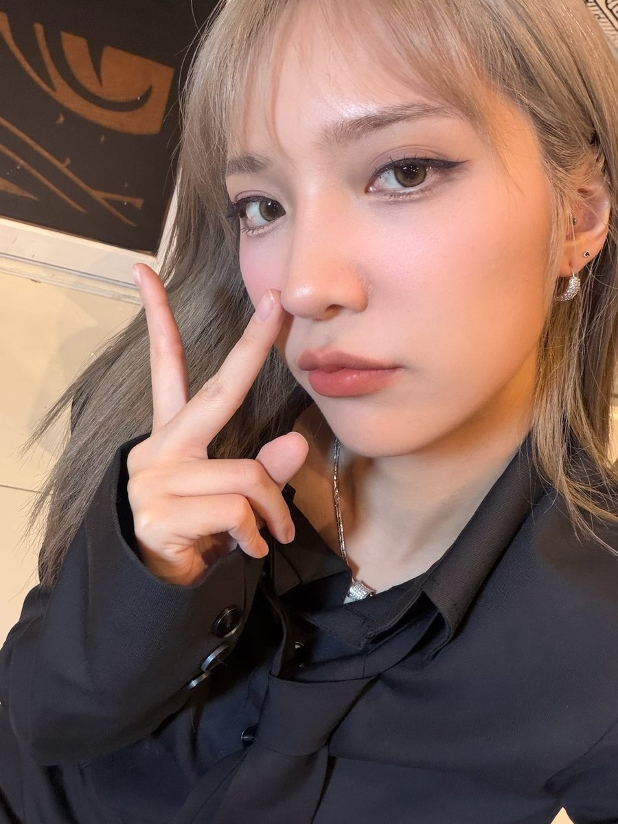 we’ve finally collected lalwine’s selfies that look like photocards 🙌