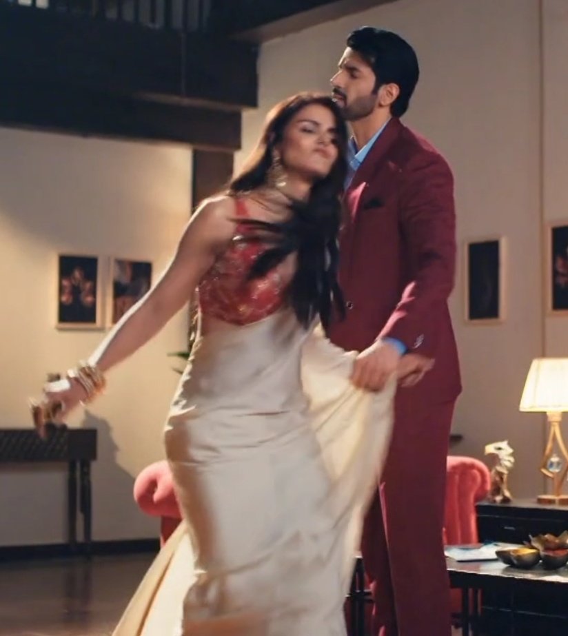 She was leaving him …and he grabbed her holding on like he could never let go 🥺❤️‍🩹

#Priyankachaharchoudhary
#Naagin7 #NamikPaul #AryAnta